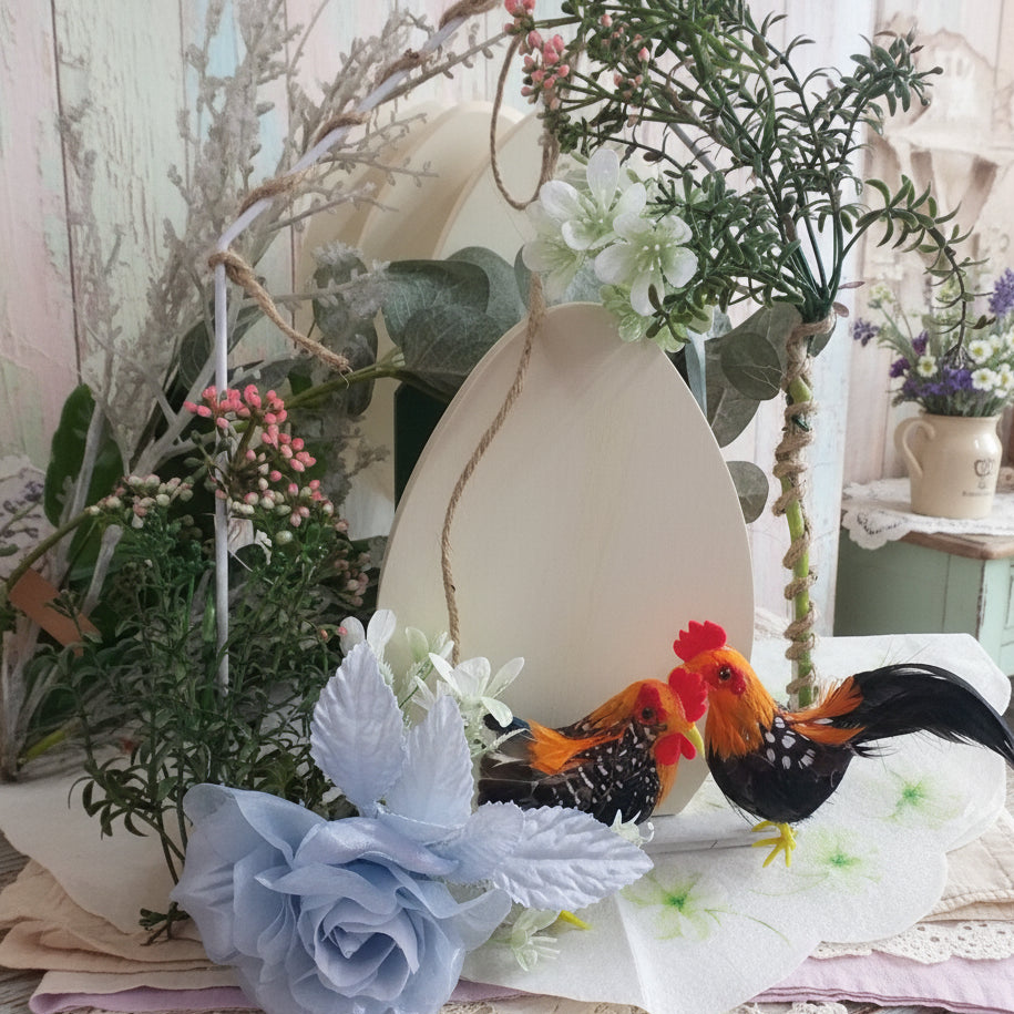allestimento pasquale botanica fiori e piante finti gallo gallina fiore azzurro e uova piatte di legno sagome basi supporti sostegni per centrotavola fuoriporta da decorare decoupage pannolenci colorare dipingere per addobbi decorazioni fai da te