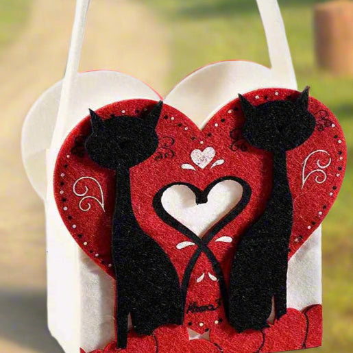 dettaglio coppia gatti di panno su cuore rosso contenitore borsetta cestino scatola di feltro a borsa con manico tracolla cat lover san valentino cuori packaging enogastronomia pasticceria vetrinistica confezioni regali