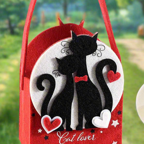 Cat lover cuoricini dettaglio coppia gatti di panno su cerchio contenitore borsetta cestino scatola di feltro a borsa con manico tracolla san valentino cuori packaging enogastronomia pasticceria vetrinistica confezioni regali