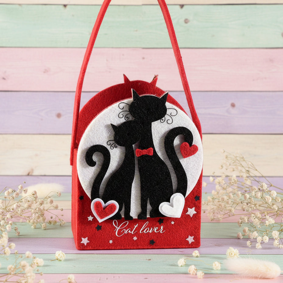 Cat lover cuoricini dettaglio coppia gatti di panno su cerchio contenitore borsetta cestino scatola di feltro a borsa con manico tracolla san valentino cuori packaging enogastronomia pasticceria vetrinistica confezioni regali