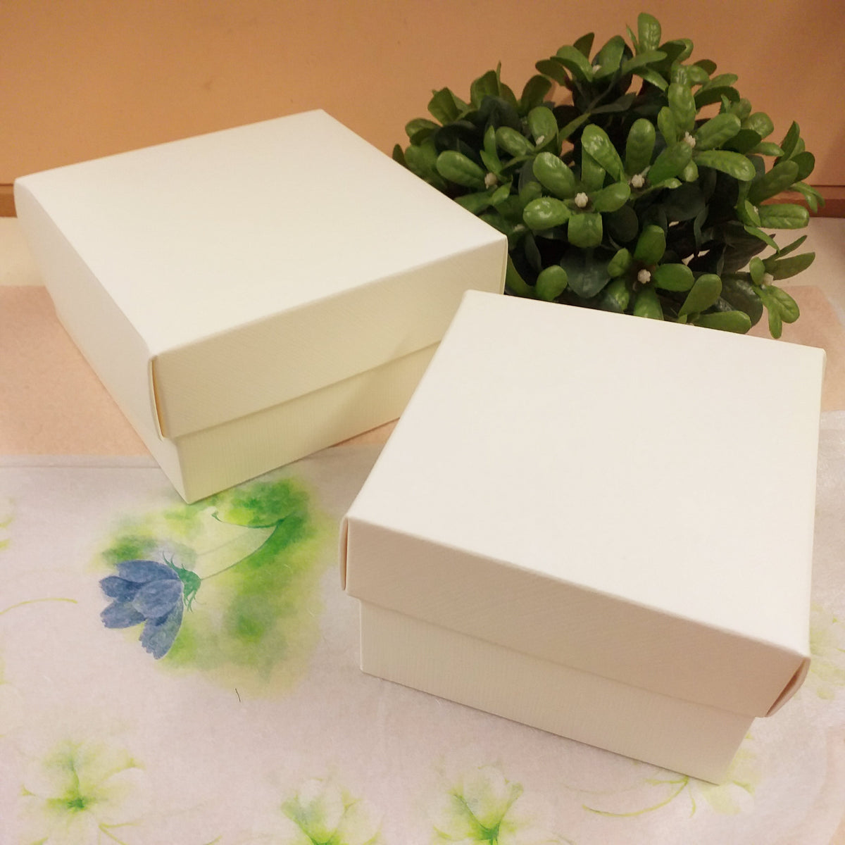 Kurtzy Scatola Regalo Con Coperchio Colorate Pastello (24pz) Scatoline Regalo Per Gioielli 4,1 X 4,1 Cm -Scatoline Cartone Porta Anello Con Fiocco Ed Inserto Tessuto - Scatole Regalo Per Eventi Vari