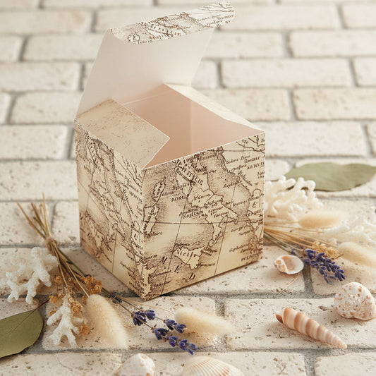 interno di portaconfetti quadrata tema viaggi travel carta geografica del mappamondo italiano aeroplano cartoncino scatolina bomboniera fai da te confezionare confetti dolcetti packaging enogastronomia pasticceria