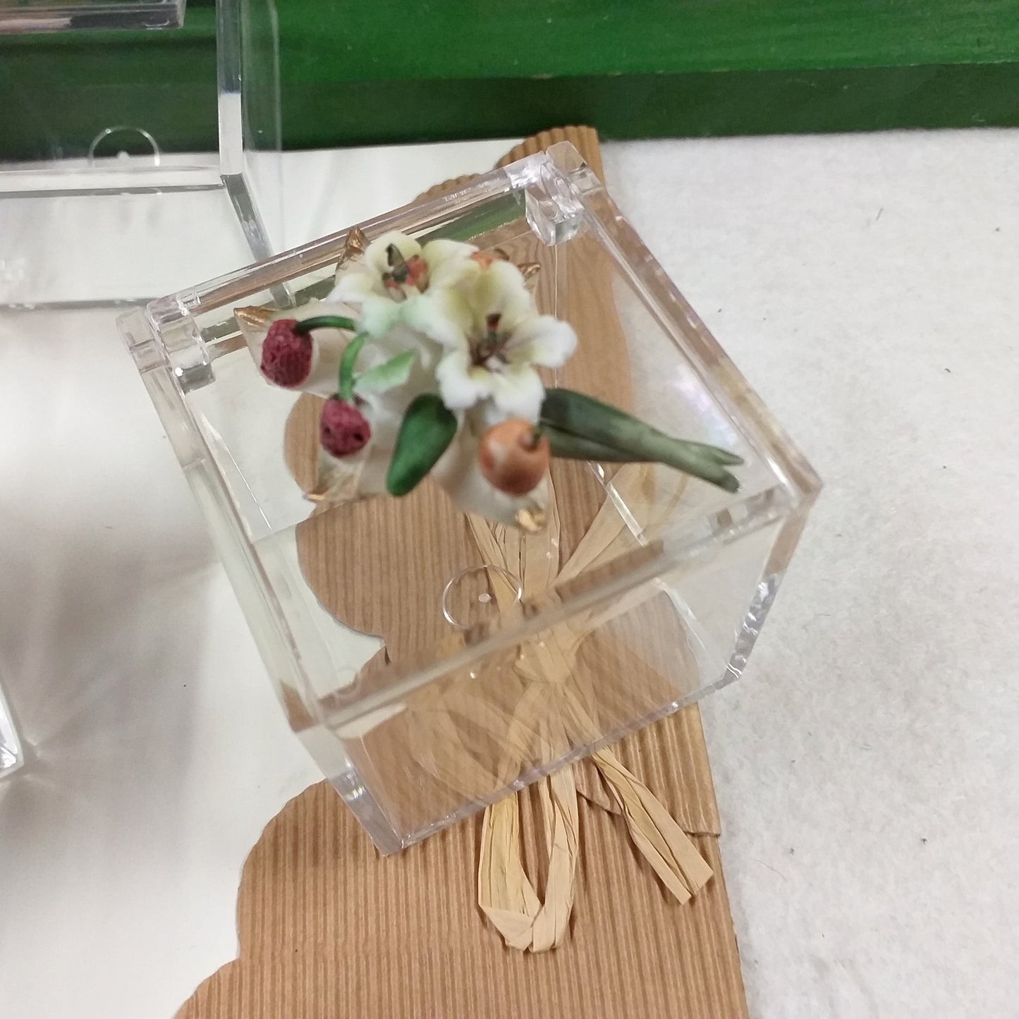 fragoline frutta giglio cubetto plastica rigida plexiglass trasparente scatoline portaconfetti fiori porcellana bomboniere fai da te o confezionate confetti italiani tulle bigliettini