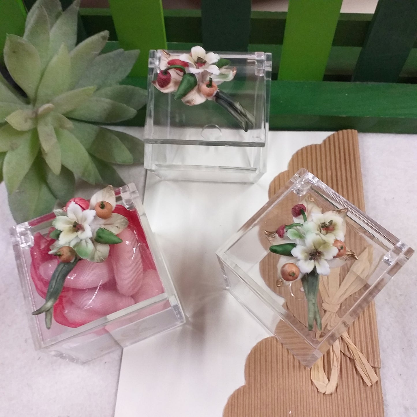 vetrina shop cubetto plastica rigida plexiglass trasparente scatoline portaconfetti fiori porcellana bomboniere fai da te o confezionate confetti italiani tulle bigliettini