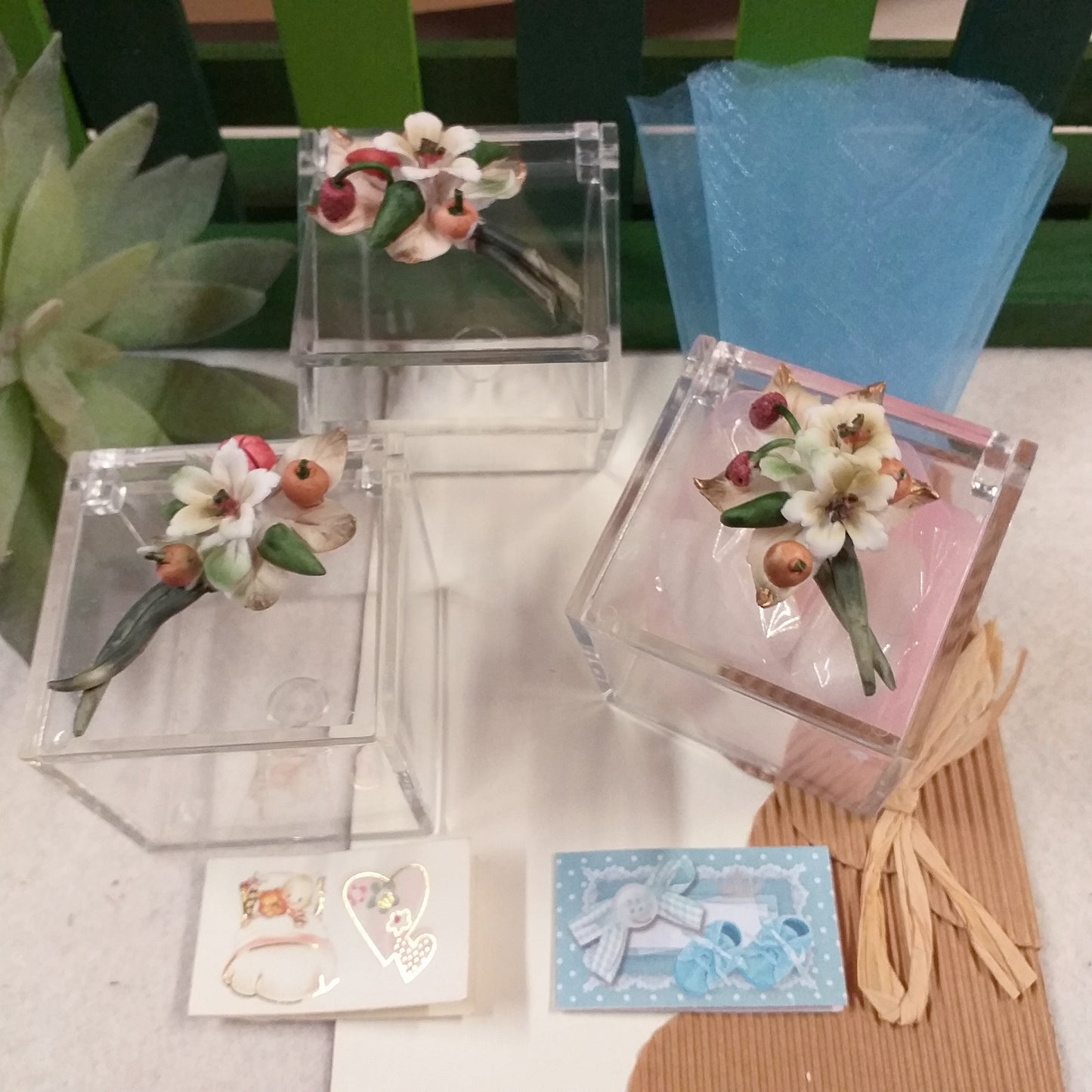 babyshower nascita battesimo bimbo bimba cubetto plastica rigida plexiglass trasparente scatoline portaconfetti fiori porcellana bomboniere fai da te o confezionate confetti italiani tulle bigliettini