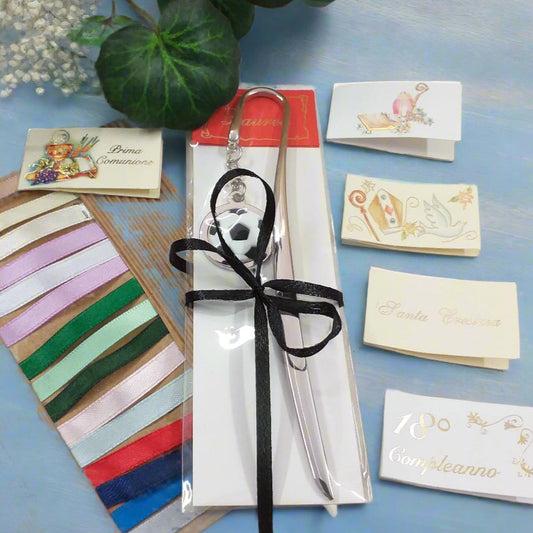 packaging confezionare segnalibro pallone calcio bomboniere segnaposto tema sport nastrino e bigliettino Prima Comunione Cresima 18 anni laurea matrimonio