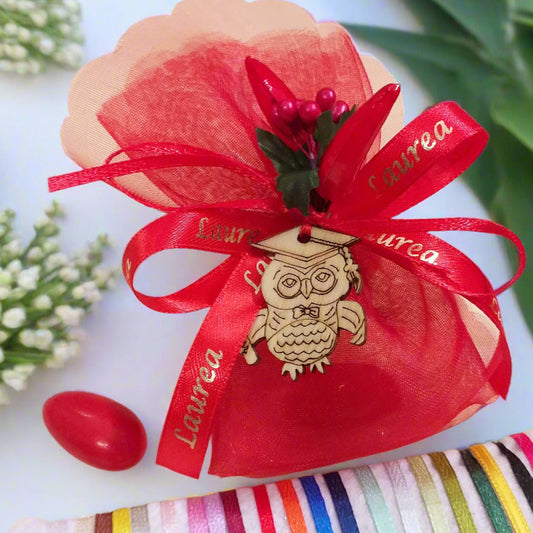 gufo dotto con tocco cappello laurea nappina pergamena allestimento legnetto ciondolo simboli mazzolino peperoncino bacche segnaposto laurea portafortuna applicazione uso bomboniera mono confetto rosso gadget ricordino