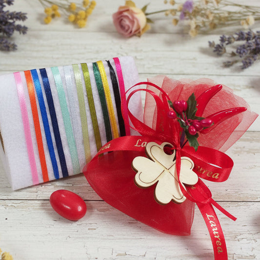 portafortuna quadrifoglio legnetto ciondolo simboli mazzolino peperoncino bacche segnaposto laurea applicazione uso bomboniera mono confetto rosso gadget ricordino