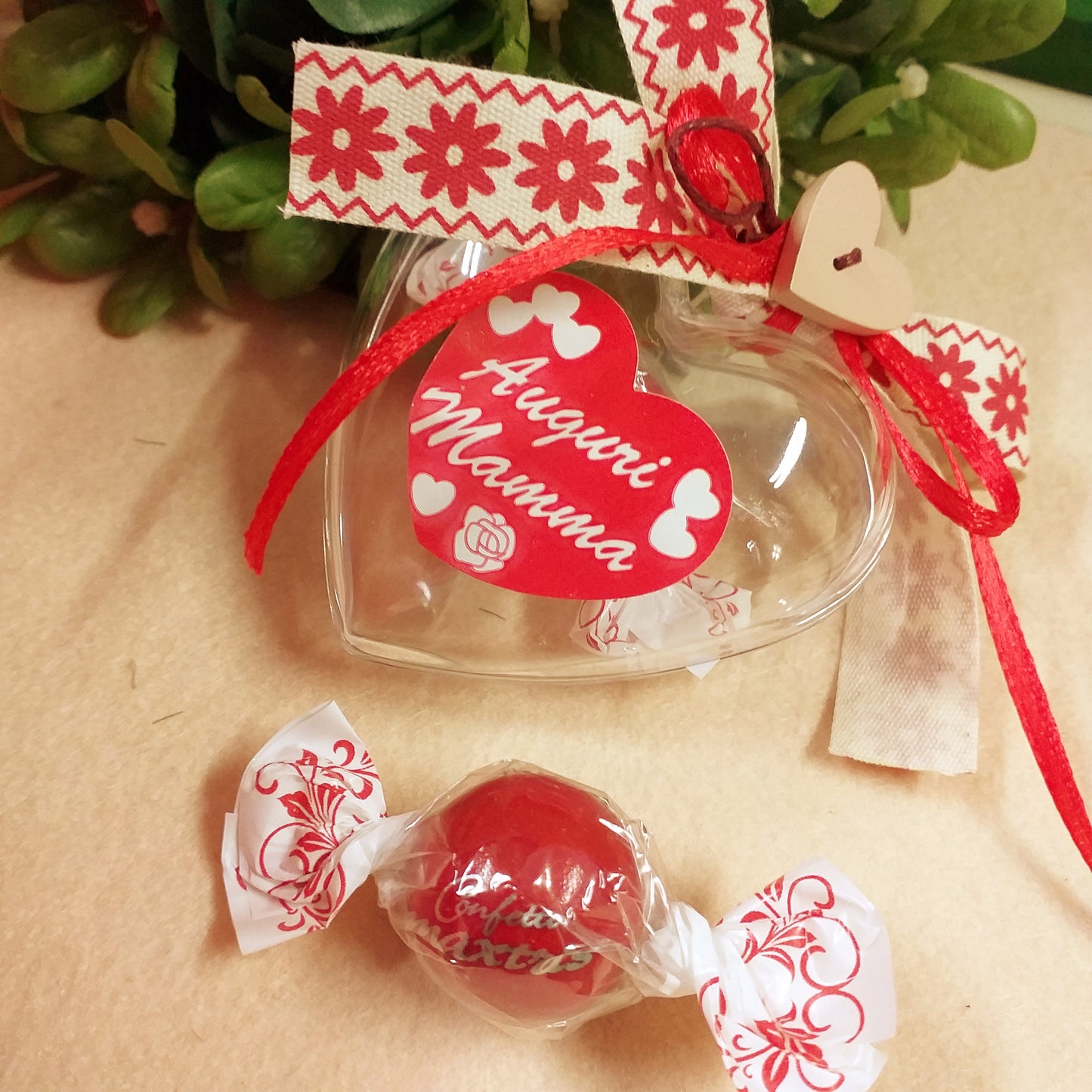 cuoricino scatolina plastica trasparente apribile divisibile personalizzata festa della mamma sticker adesivo auguri bomboniera confezionata bonbon Maxtris cioccomandorla confezione caramella cioccolatino nastrino margherite bottoncino cuore legno uso idea regalo segnaposto ristorante