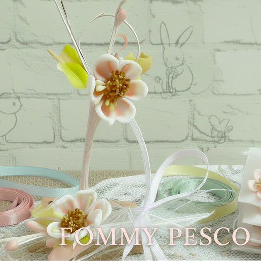 fiorellini di fommy ricordino sorpresa per uovo pasquale souvenir confezione da fioristi carta trasparente pick mazzolino bouquet piccolo miniatura fiori di pesco finto artificiale di stoffa pistilli foglie uso segnaposto ristorante chiudipacco regalo decorazioni