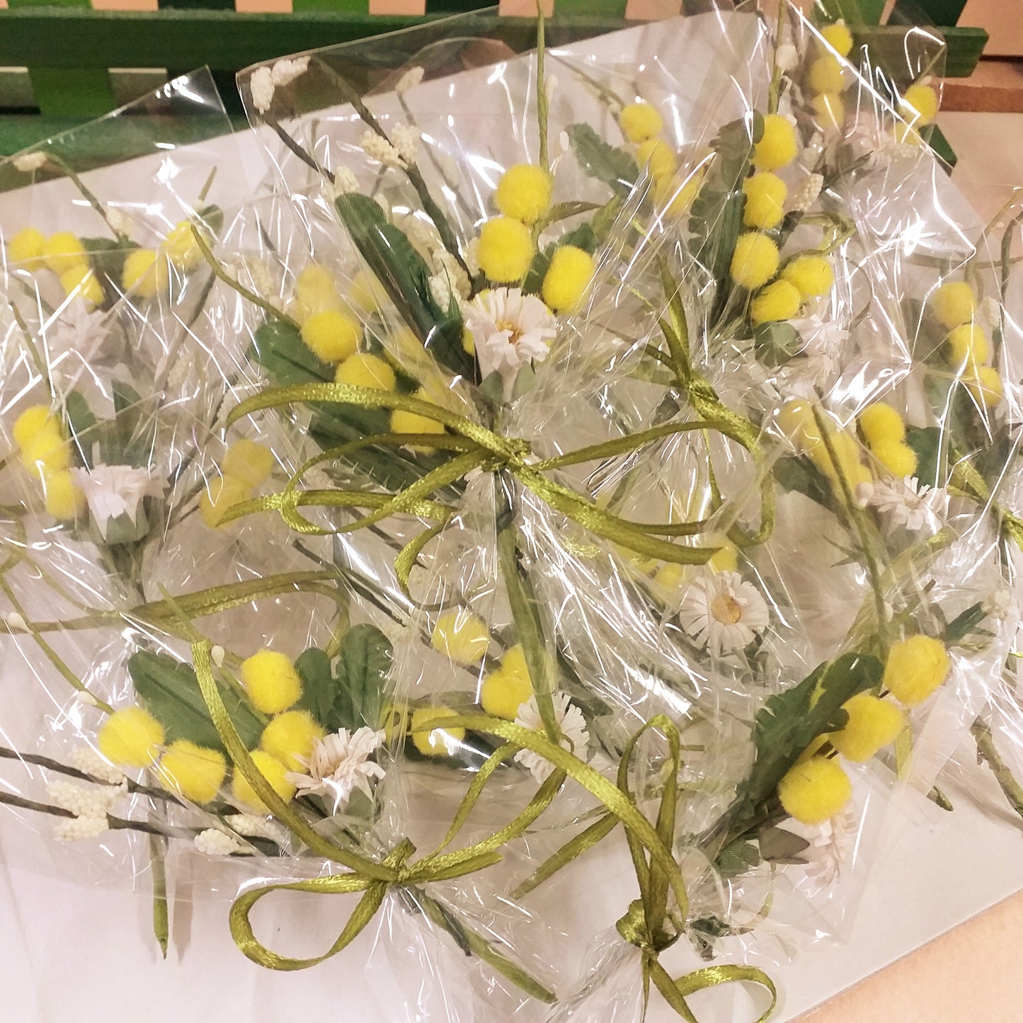 vassoio con segnaposto mazzetto mazzolino pick piccolo mimosa finta artificiale confezione regalo foglie boccioli pistilli margherite bouquet cellophane trasparente festa della donna 8 marzo idea chiudipacco
