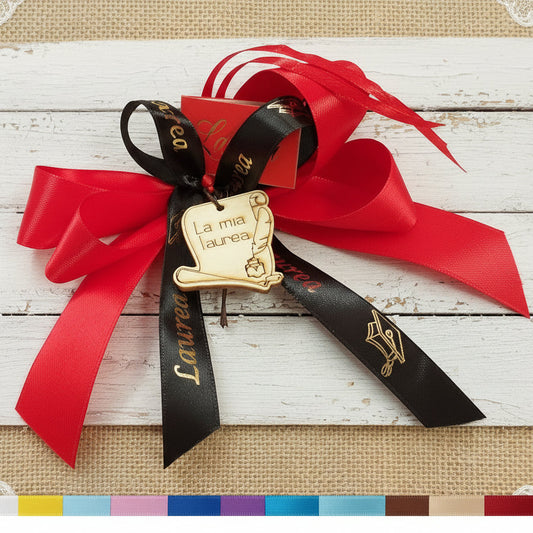 rosso per medicina o altri colori per scelta facoltà universitarie, idea fiocco coccarda segnaposto fai da te o confezionato packaging rosso-nero ciondolo green legno pirografato la mia laurea calamaio pergamena