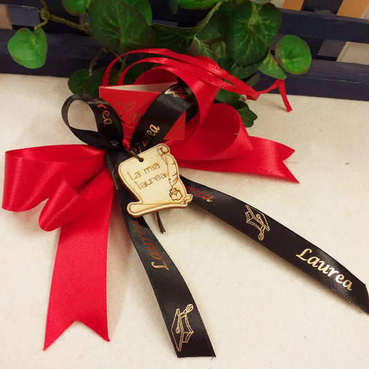 fiocco coccarda segnaposto fai da te o confezionato packaging rosso-nero ciondolo green legno pirografato la mia laurea calamaio pergamena