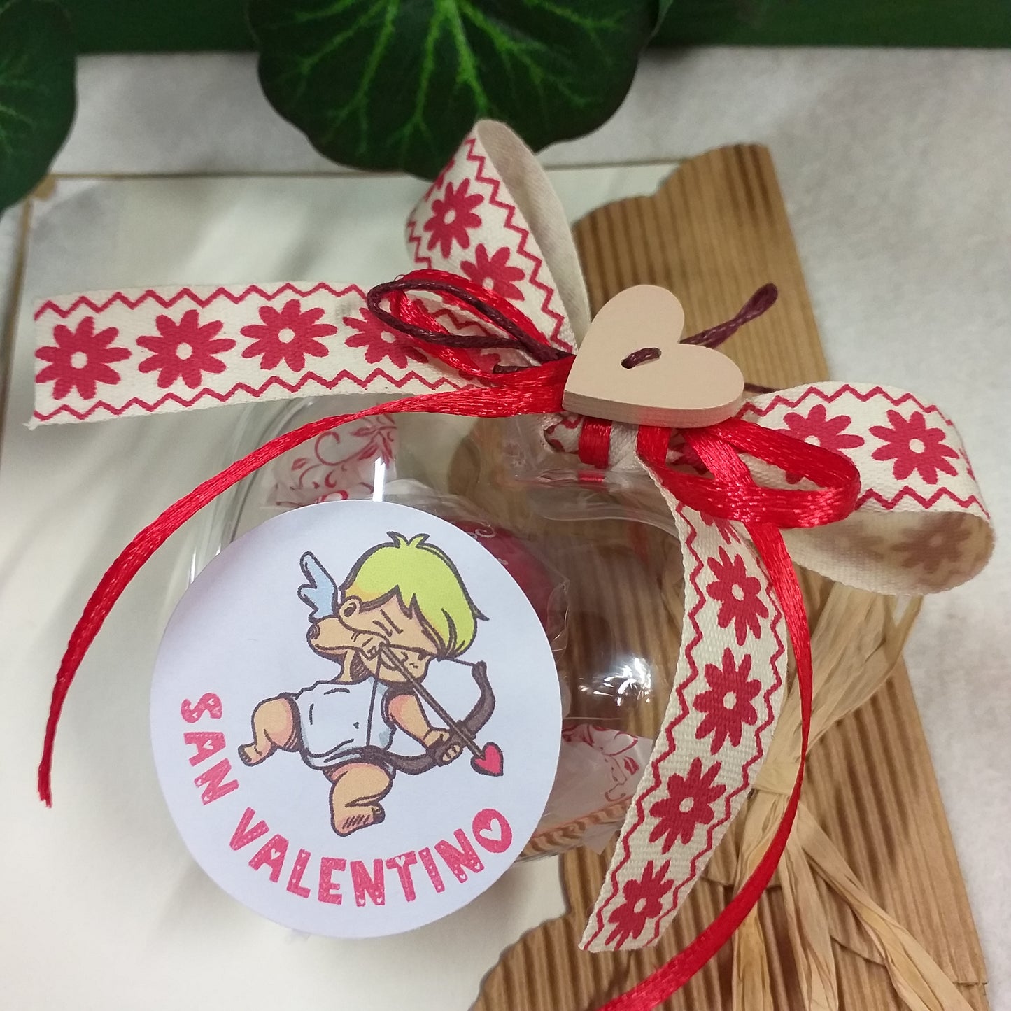 cuoricino scatolina plastica trasparente apribile divisibile personalizzata san valentino sticker adesivo auguri bomboniera confezionata bonbon Maxtris cioccomandorla confezione caramella cioccolatino nastrino margherite bottoncino cuore legno idea regalo segnaposto ristorante