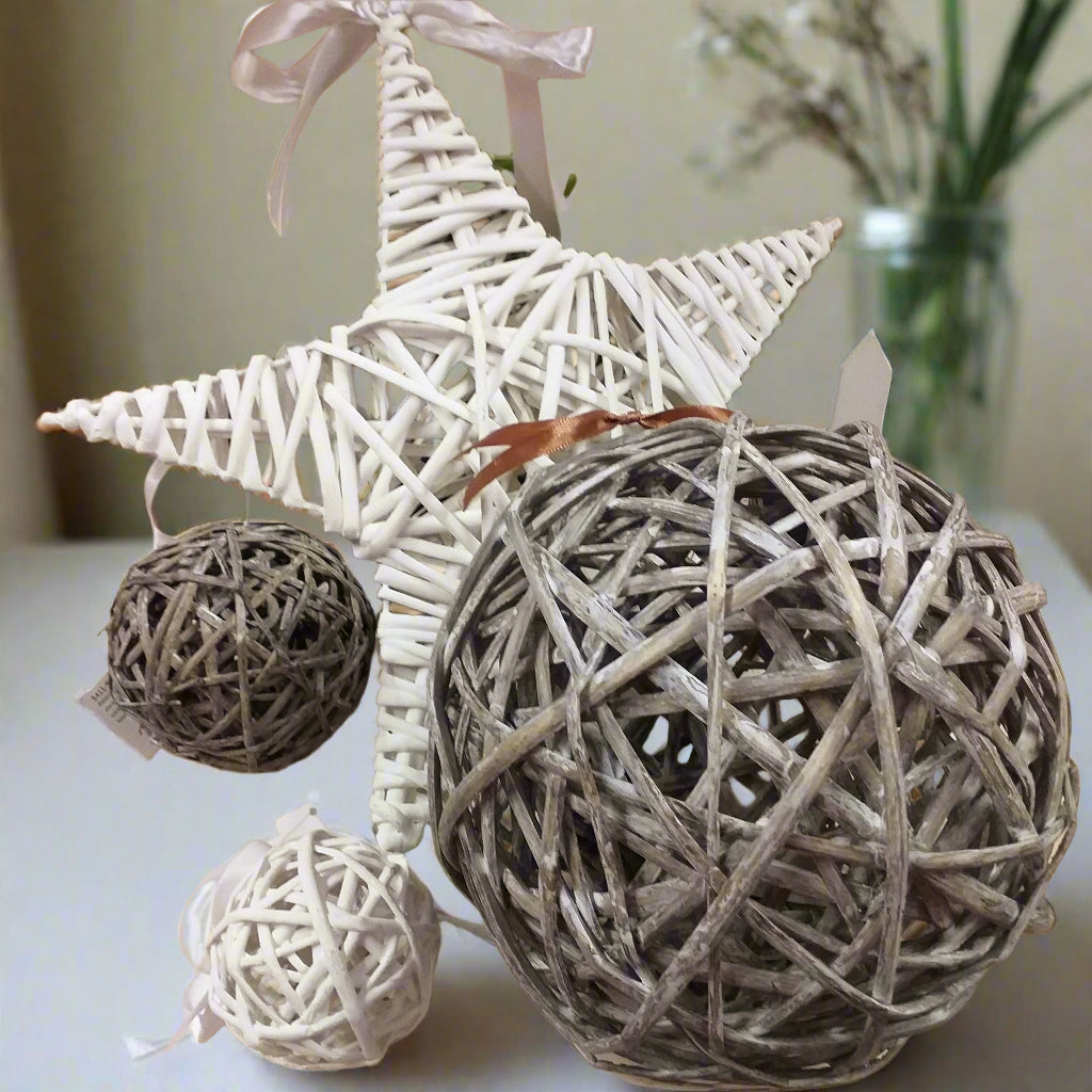 balls sfere grandi globo mappamondo palline bianche marrone naturale stelle vimini rattan vite viticcio bianco rustico uso decorare albero Natale fai da te per fuoriporta pick pino bacche nastro, composizioni centrotavola vetrinistica green allestimento matrimonio