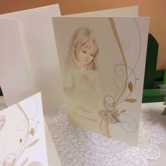 biglietto di annuncio invito Prima Comunione femminuccia bambina in preghiera con simboli calice pane uva spighe decorazioni per partecipazioni portafotografia con busta