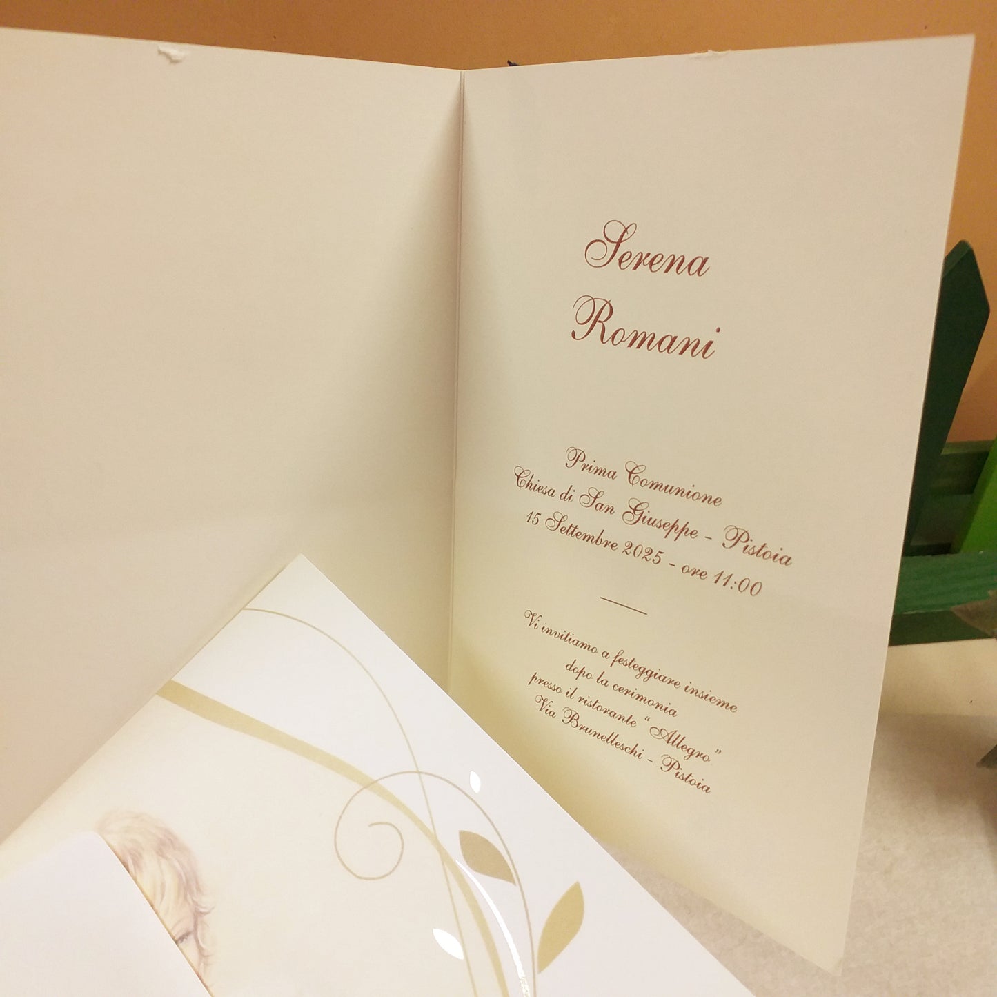 esempio stampa tipografica biglietto di annuncio invito Prima Comunione femminuccia bimba in preghiera con simboli calice pane uva spighe decorazioni per partecipazioni portafotografia con busta