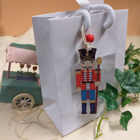 idea figurina statuina piatta legno decorazioni natalizie soldatino schiaccianoci per fioristi composizioni addobbi albero Natale confezioni pacco regalo vetrinistica packaging shopper