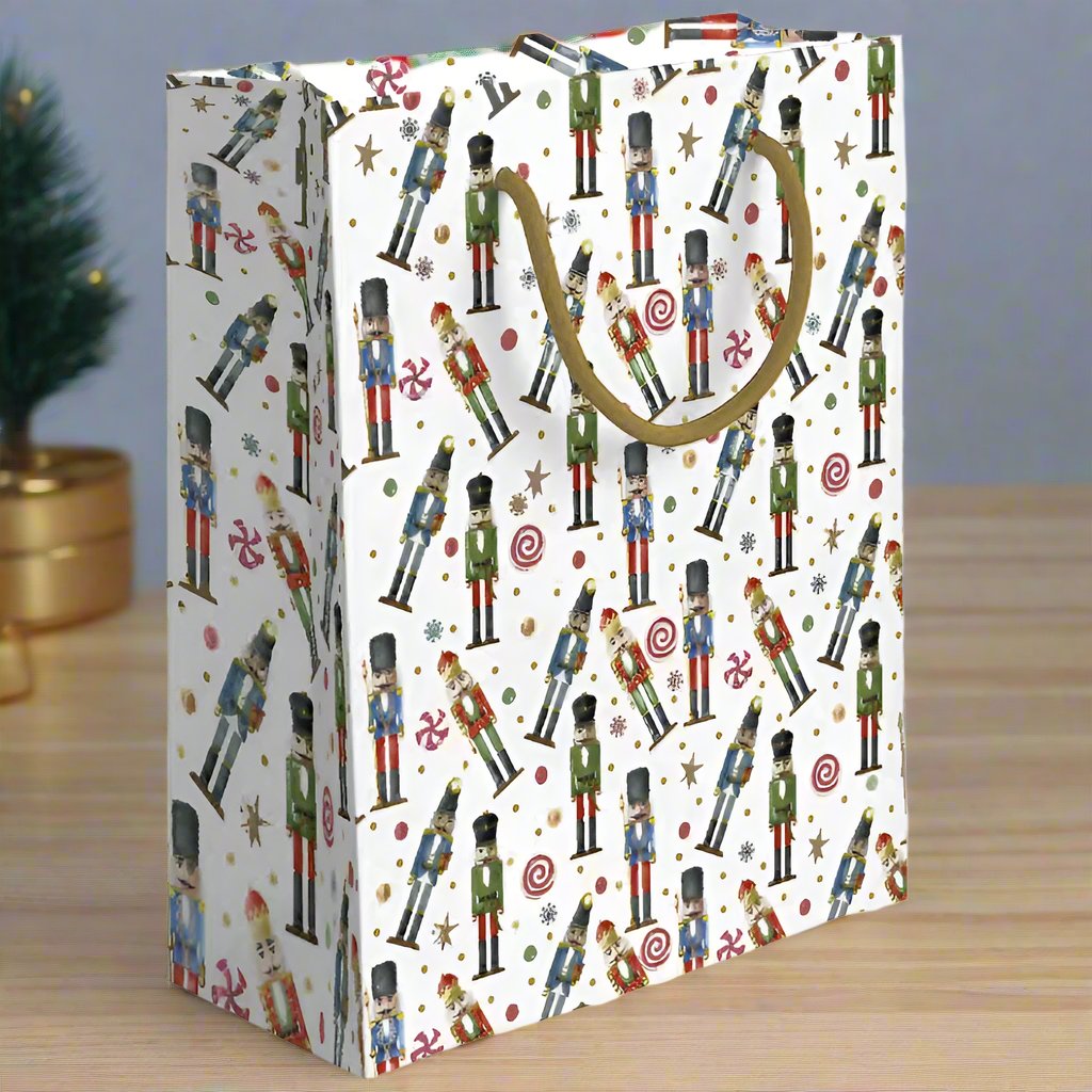 borsa di carta natalizia bianca addobbi Natale manici corda shopper packaging confezione regalo Christmas con soldatino schiaccianoci, dolci, caramelle, stelline, fiocchi di neve