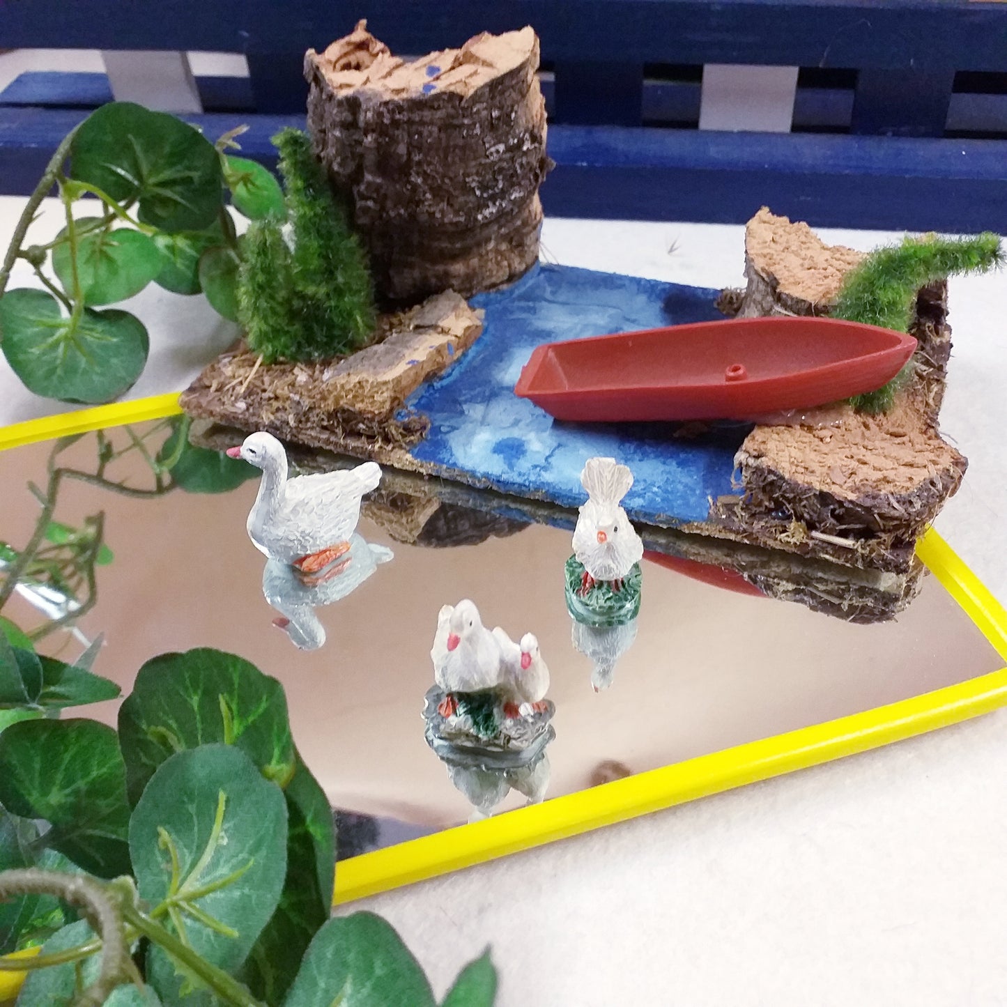 idea bricolage laghetto presepe con specchio rettangolare da appoggio con piedistallo pieghevole salvaspazio bordo plastica colorata