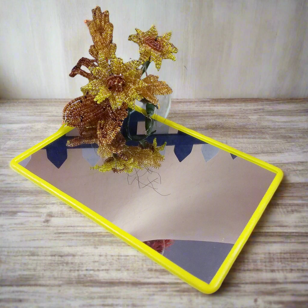 idea fai da te decorazione fiori di perline su specchio rettangolare da appoggio con piedistallo pieghevole salvaspazio bordo plastica colorata
