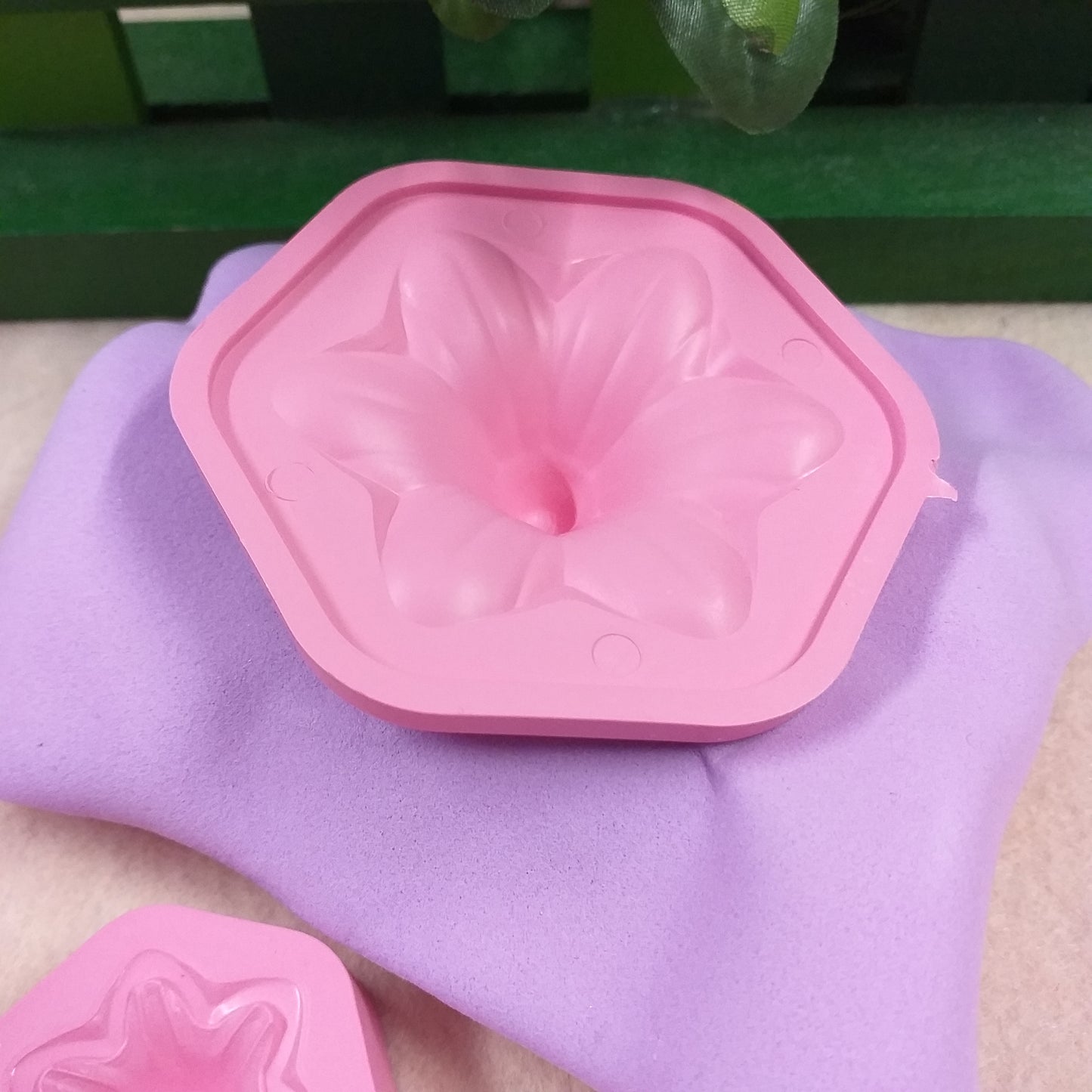 inserire fommy nelle formine doppie degli stampi gomma crepla carta eva stafil dopo averlo riscaldato