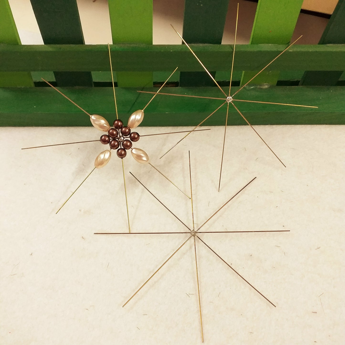 base di fili di ferro ottone sagoma a raggiera aste saldate per creare stelle di perle e perline addobbi decorazioni Natale esempio olive e sferette palline marroni