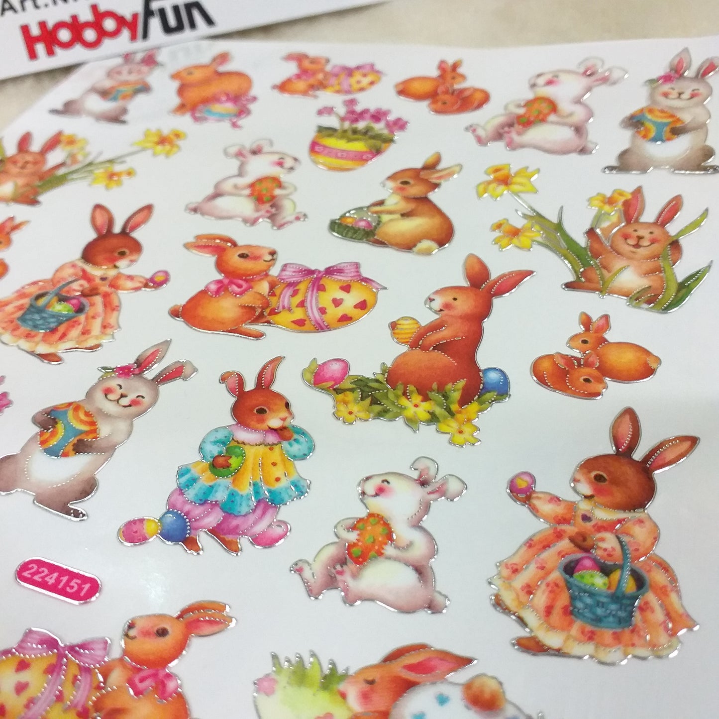 HobbyFun packaging con stickers hobbyFun coppia conigli pasquali fiori narciso uova ovetti colorati tag adesivi etichette chiudipacco per segnaposto addobbi decorazioni