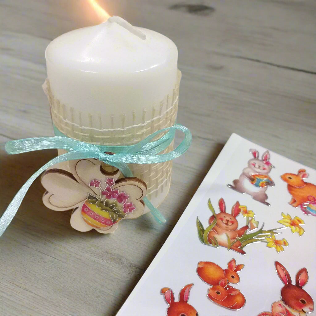 idea fai da te addobbi decorazioni candela pasquale centrotavola sticker uova fiori su quadrifoglio legno confezionato con juta nastrino
