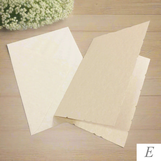 cartoncino a libro carta conchiglia nuvolato beige avorio bordo simil-pergamena biglietti con buste di inviti partecipazioni particolari fai da te stock rinnovo collezioni