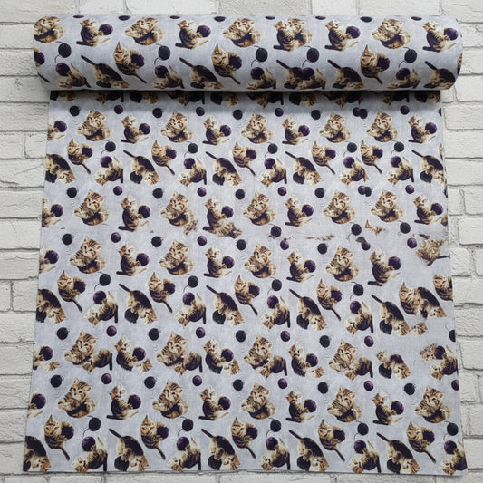 ritratti di gatti con gomitolo shabby fondo grigio stoffa tessuto stampa digitale su cotone per abbigliamento arredamento accessori borse cuscini pochette