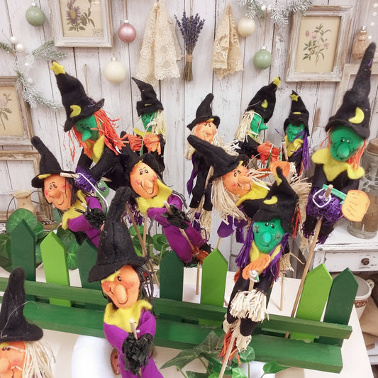 foto di gruppo streghette befane Halloween stelo fioristi con ramazza scopina portafortuna bambola di pezza pannolenci feltro per decorazioni casa negozio Befana Epifania
