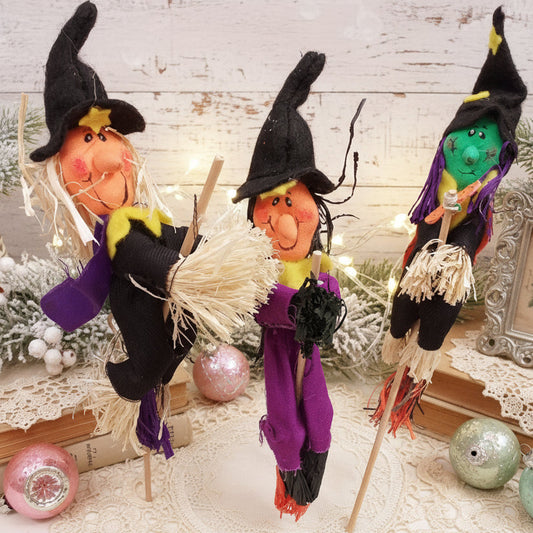 streghetta befanella Halloween vola su stelo con ramazza scopina portafortuna bambola di pezza pannolenci feltro per decorazioni casa negozio Befana Epifania