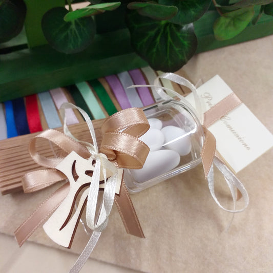 caramella bomboniera sacra religiosa portaconfetti confezionata per Prima Comunione Santa Cresima con nastrini tortora beige bigliettino simboli calice ciondolo Tau Croce legno francescana