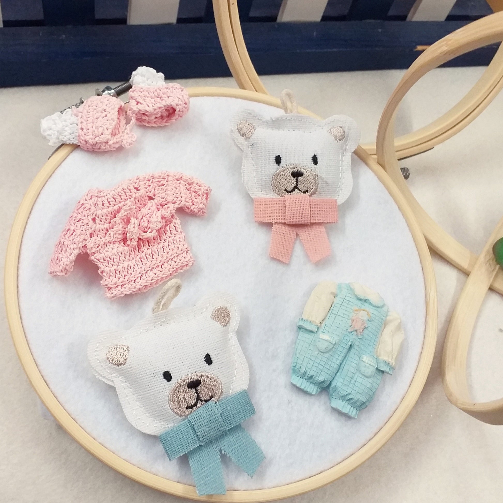 idea creare con telaio bambù vite regolabile cerchio anello rotondo cornice ricamo punto croce utilizzo cucire tela stoffa pittura lavori maglia ricamare idea orsetti gemellini fuoriporta bambini maglietta uncinetto