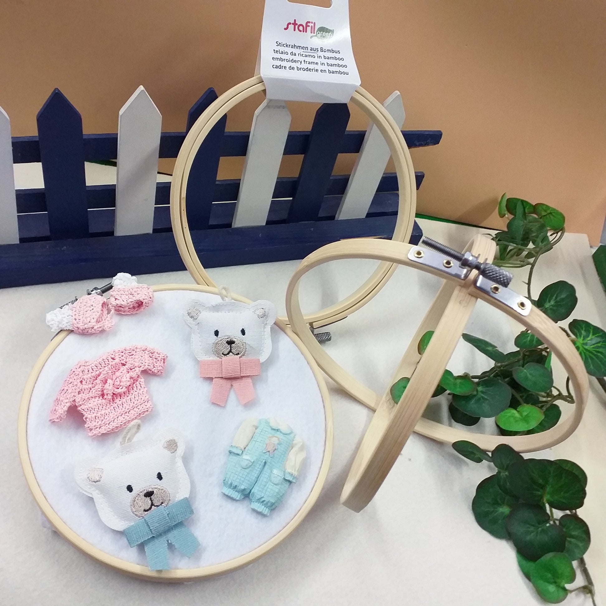 telaio bambù con vite regolabile cerchio anello rotondo cornice ricamo punto croce utilizzo cucire tela stoffa pittura lavori maglia ricamare idea orsetti gemellini fuoriporta bambini maglietta uncinetto