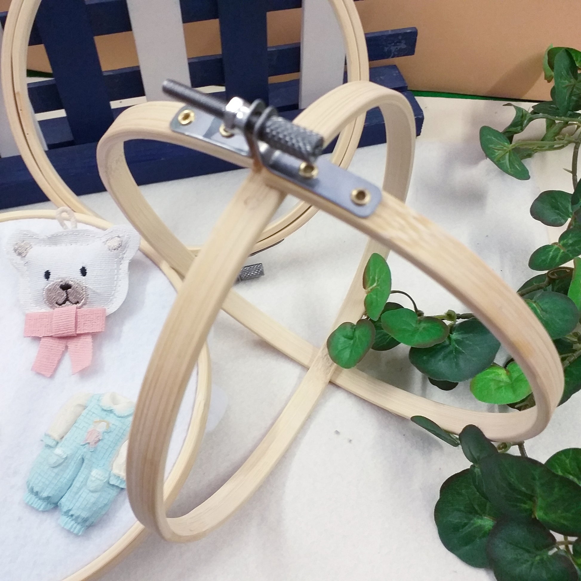 idea creare globo mappamondo con telaio bambù con vite regolabile cerchio anello rotondo cornice ricamo punto croce utilizzo cucire tela stoffa pittura lavori maglia ricamare idea orsetti gemellini fuoriporta bambini maglietta uncinetto