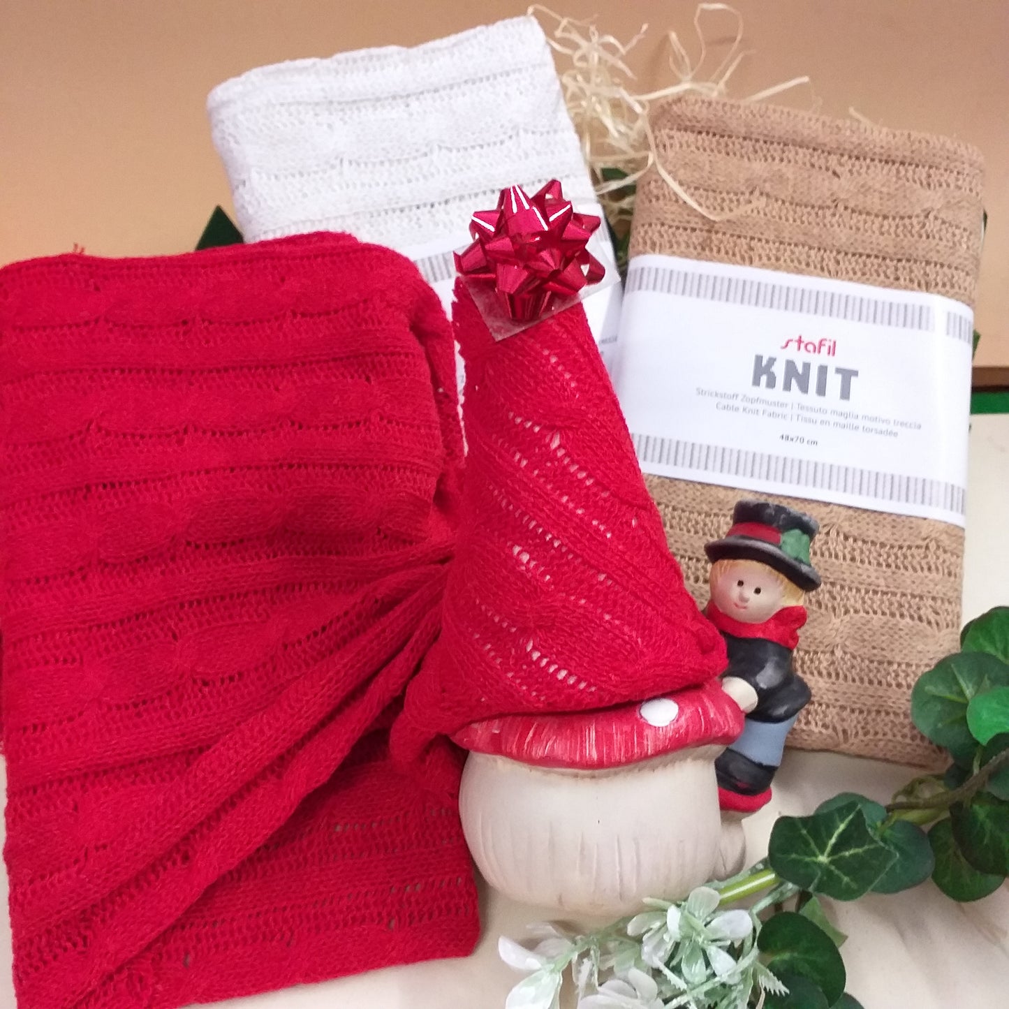 vetrinistica natalizia bianco beige rosso lana tessuto a maglia treccia knit stoffa sintetica per cucito creativo hobby lavoretti decorazioni idea creazione Natale albero rivestire polistirolo omino spazzacamino portafortuna