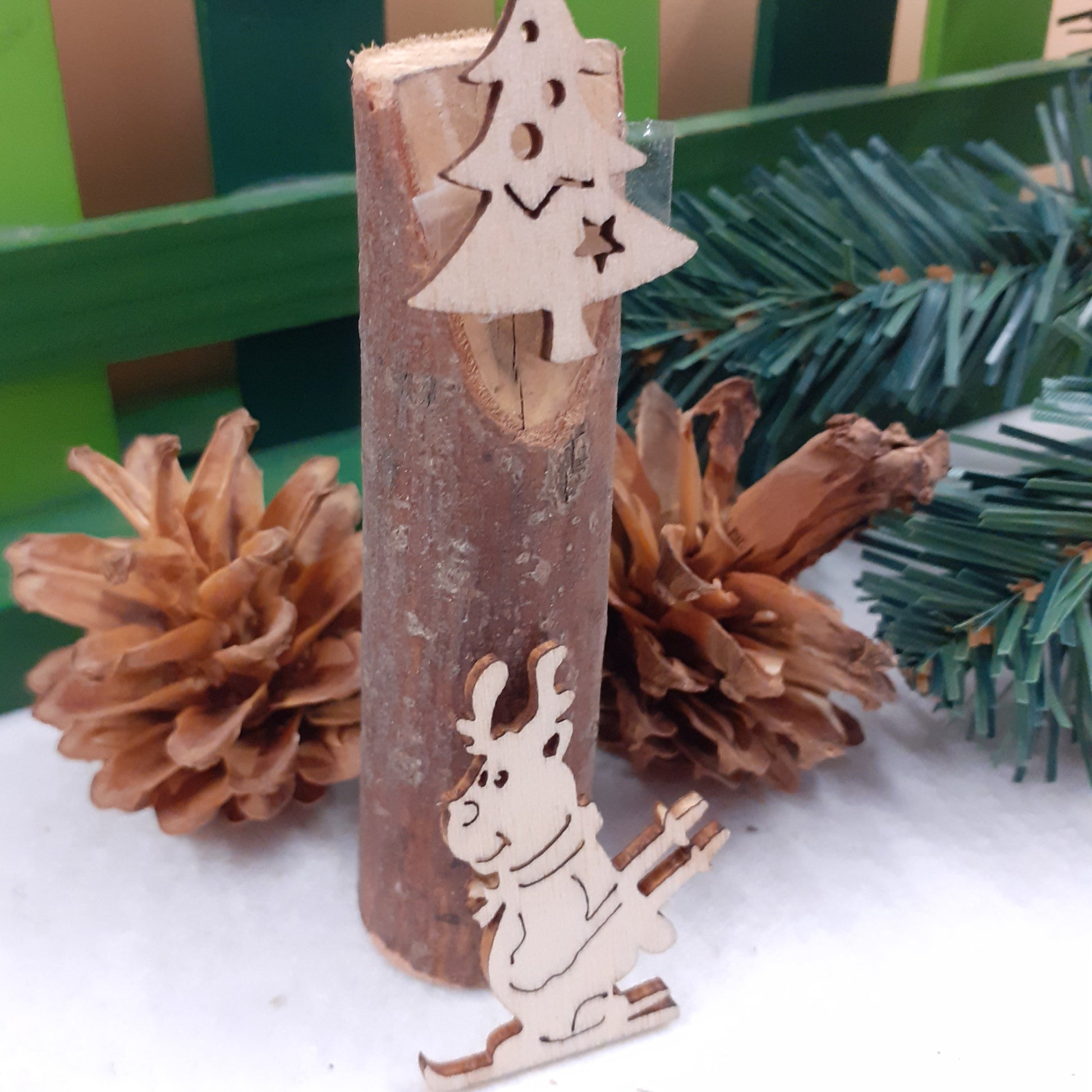 renna alberello pigne idea decorare con cilindri di legno acero con corteccia levigati tronchetti rustici decorativi grezzi per creare idee natale gnomi del bosco nordici centrotavola pino albero