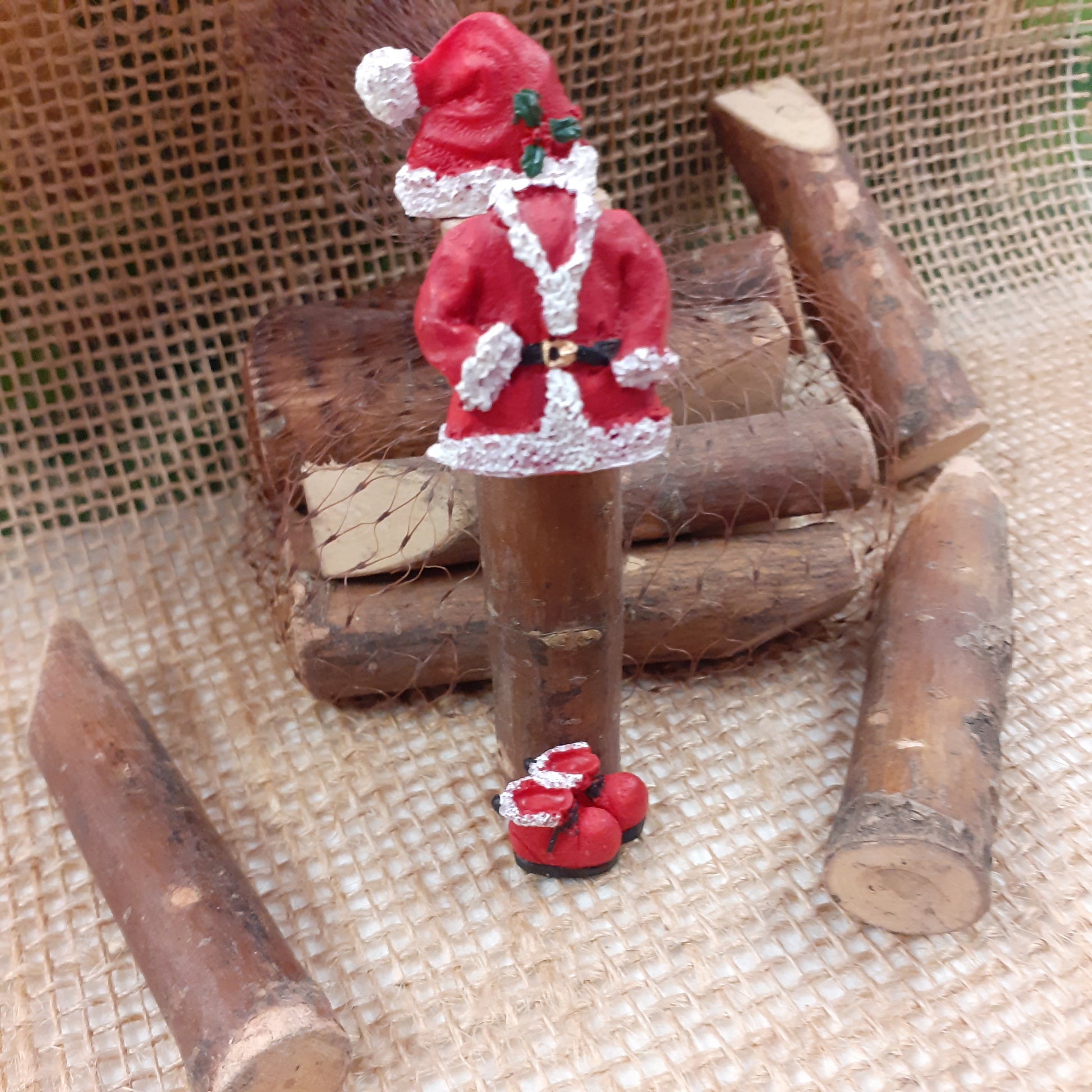 Babbo Natale idea segnaposto cilindri di legno acero con corteccia levigati tronchetti rustici decorativi grezzi per creare idee natale gnomi del bosco nordici centrotavola pino alberello