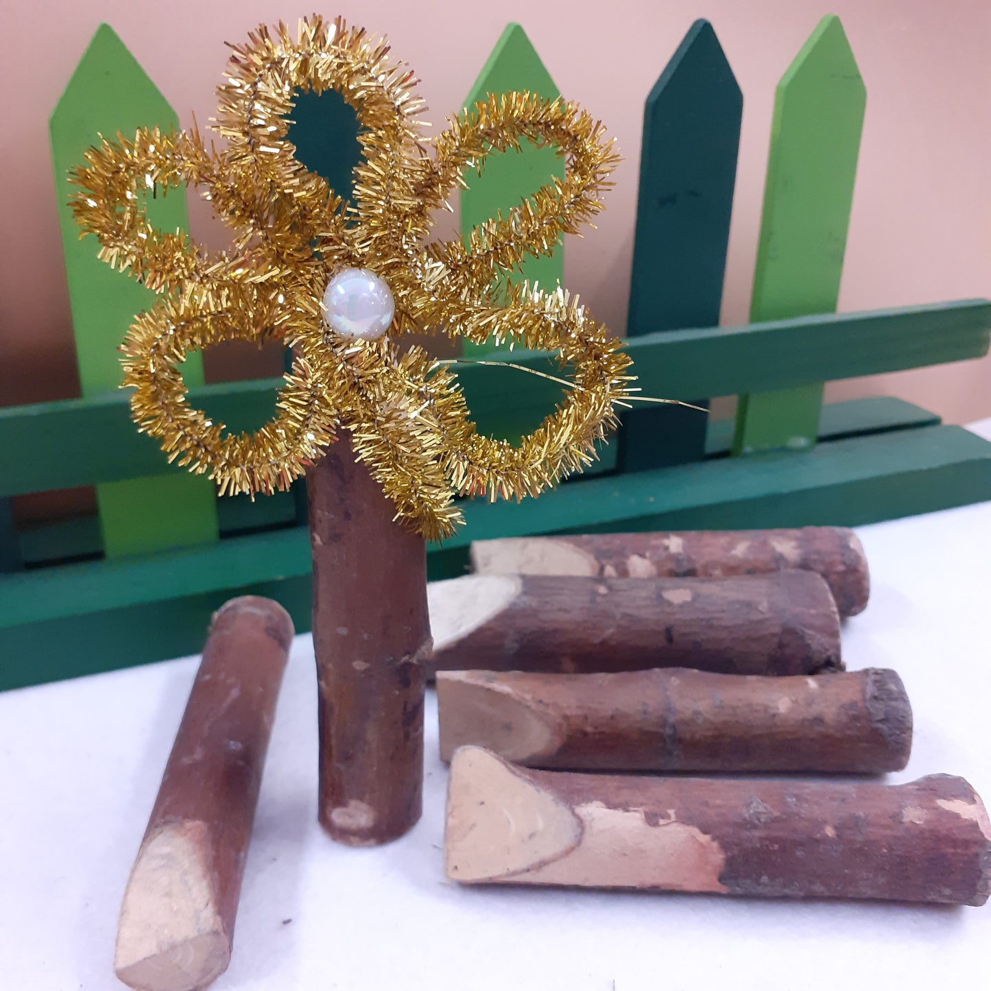 fiore di ciniglia su cilindri di legno acero con corteccia levigati tronchetti rustici decorativi grezzi per creare idee natale gnomi del bosco nordici centrotavola pino alberello