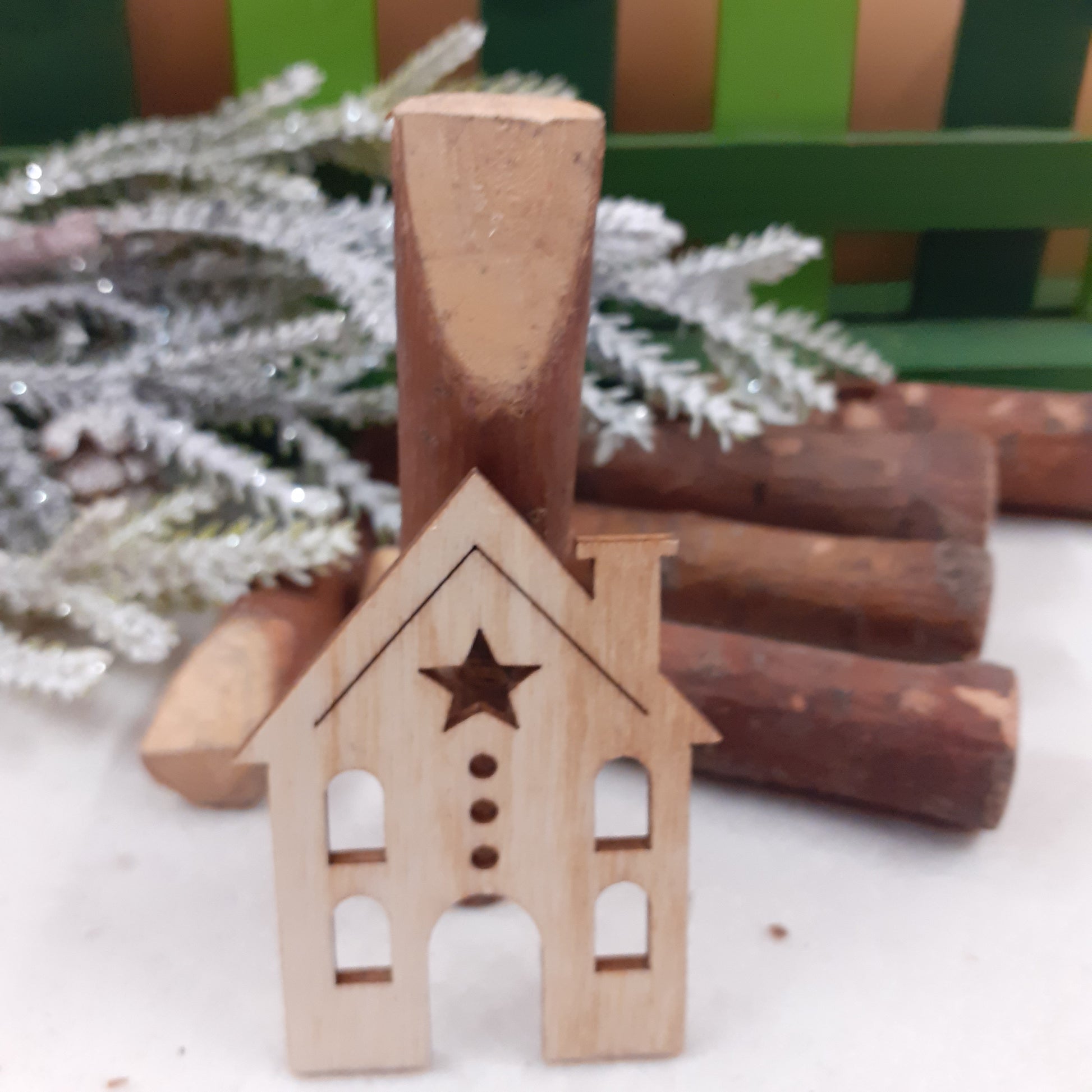 casetta e idea fai da te cilindri di legno acero con corteccia levigati tronchetti rustici decorativi grezzi per creare idee natale gnomi del bosco nordici centrotavola pino alberello