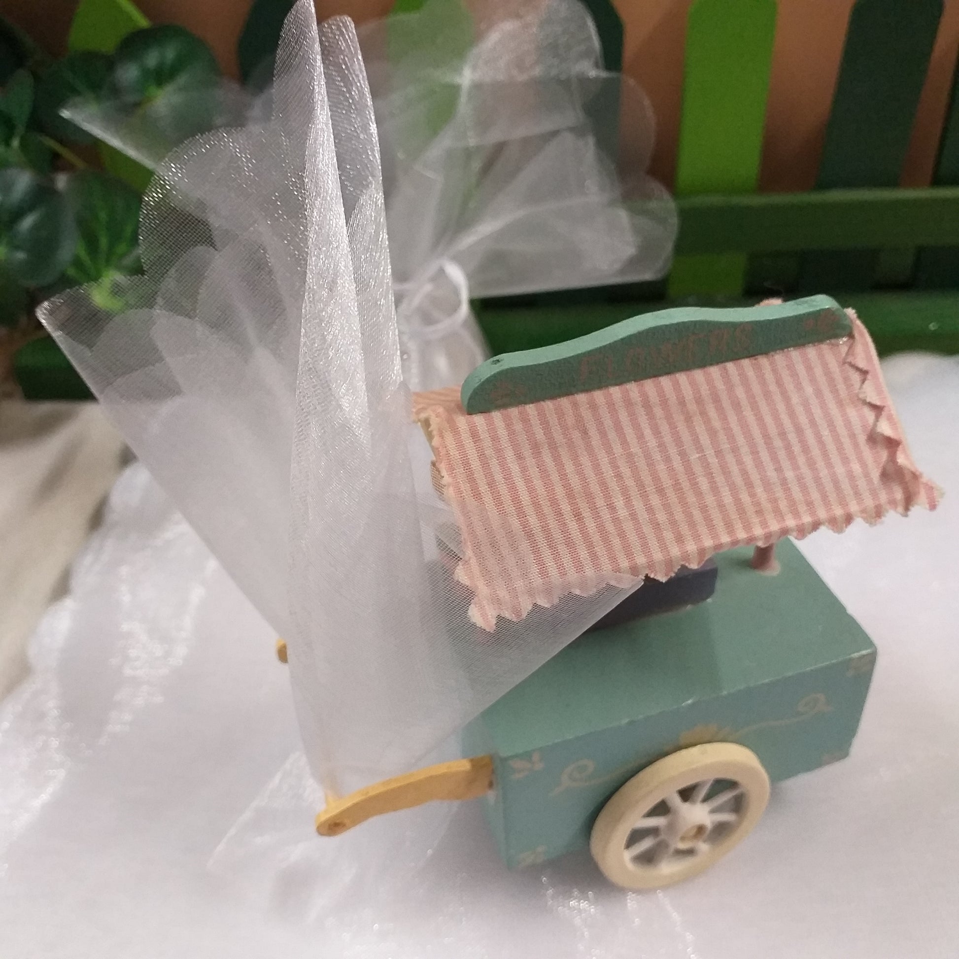 effetto lucido di tulle bianco quadrato per bomboniere fai da te confetti in velo di fata organza bordo smerlato idee esempi confezionamento packaging matrimonio laurea comunione cresima