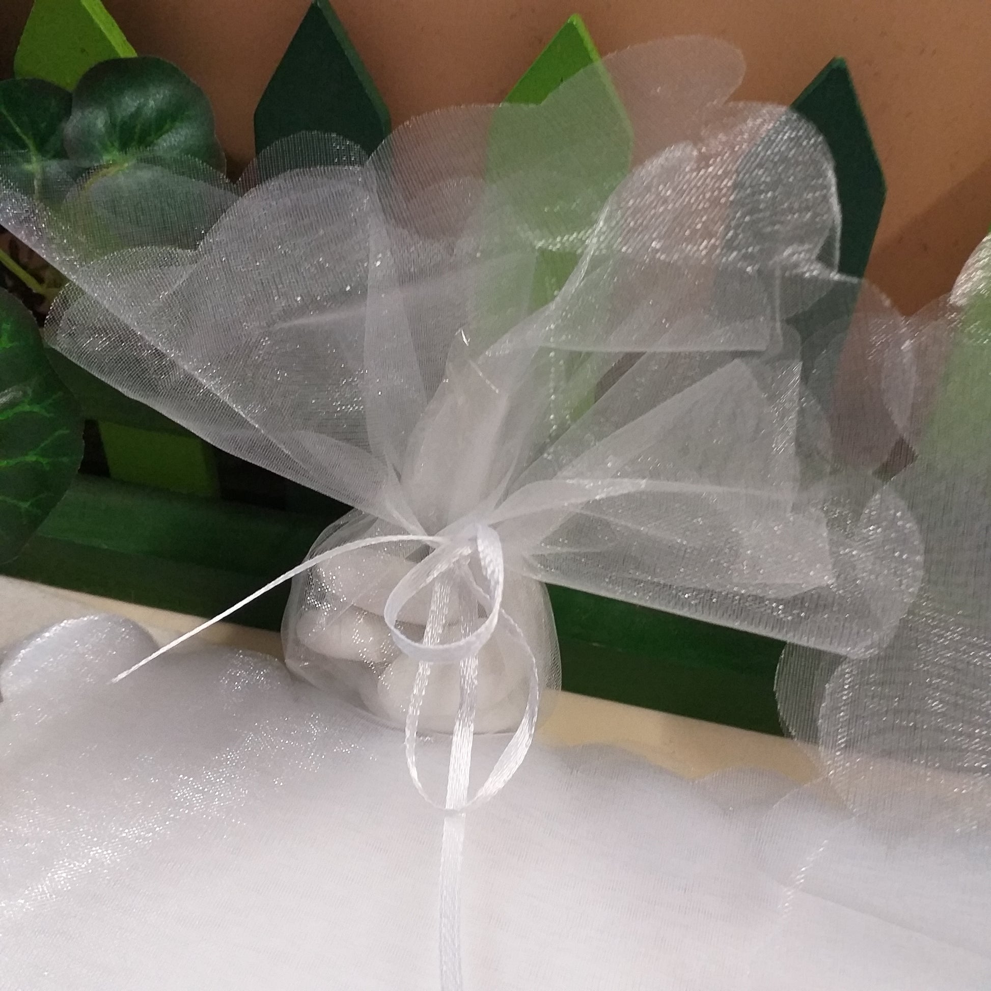 come confezionare con tulle bianco quadrato per bomboniere fai da te confetti in velo di fata organza bordo smerlato idee esempi confezionamento packaging matrimonio laurea comunione cresima