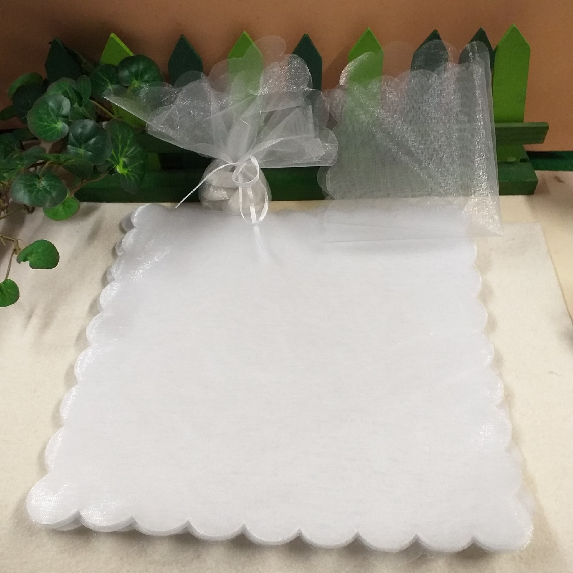 tulle bianco quadrato per bomboniere fai da te confetti in velo di fata organza bordo smerlato idee esempi confezionamento packaging matrimonio laurea comunione cresima