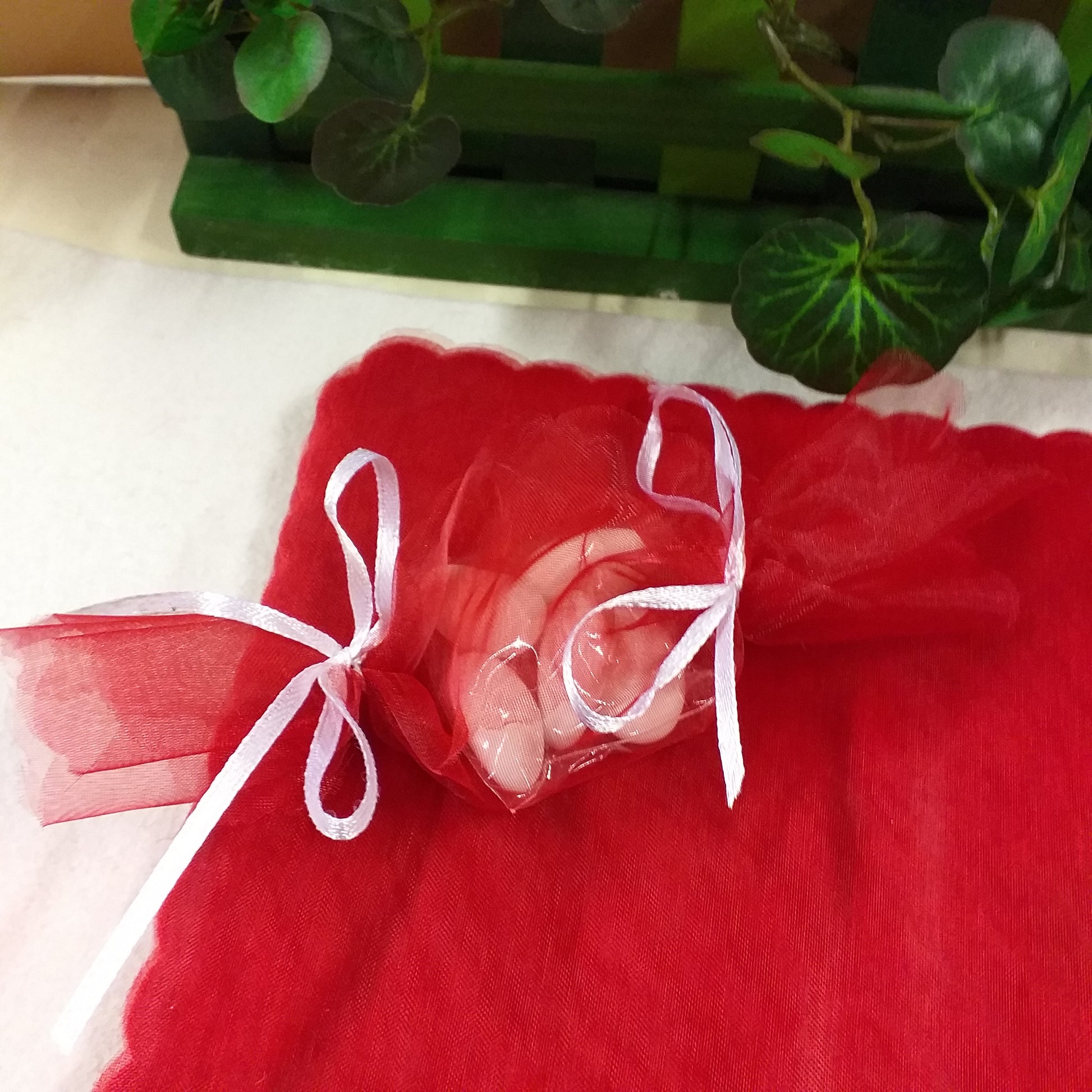 idea caramella di confetti da creare con tulli rossi quadrati per bomboniere fai da te confetti in velo di fata organza bordo smerlato uso confezionamento packaging matrimonio laurea comunione cresima cioccolatini bonbon