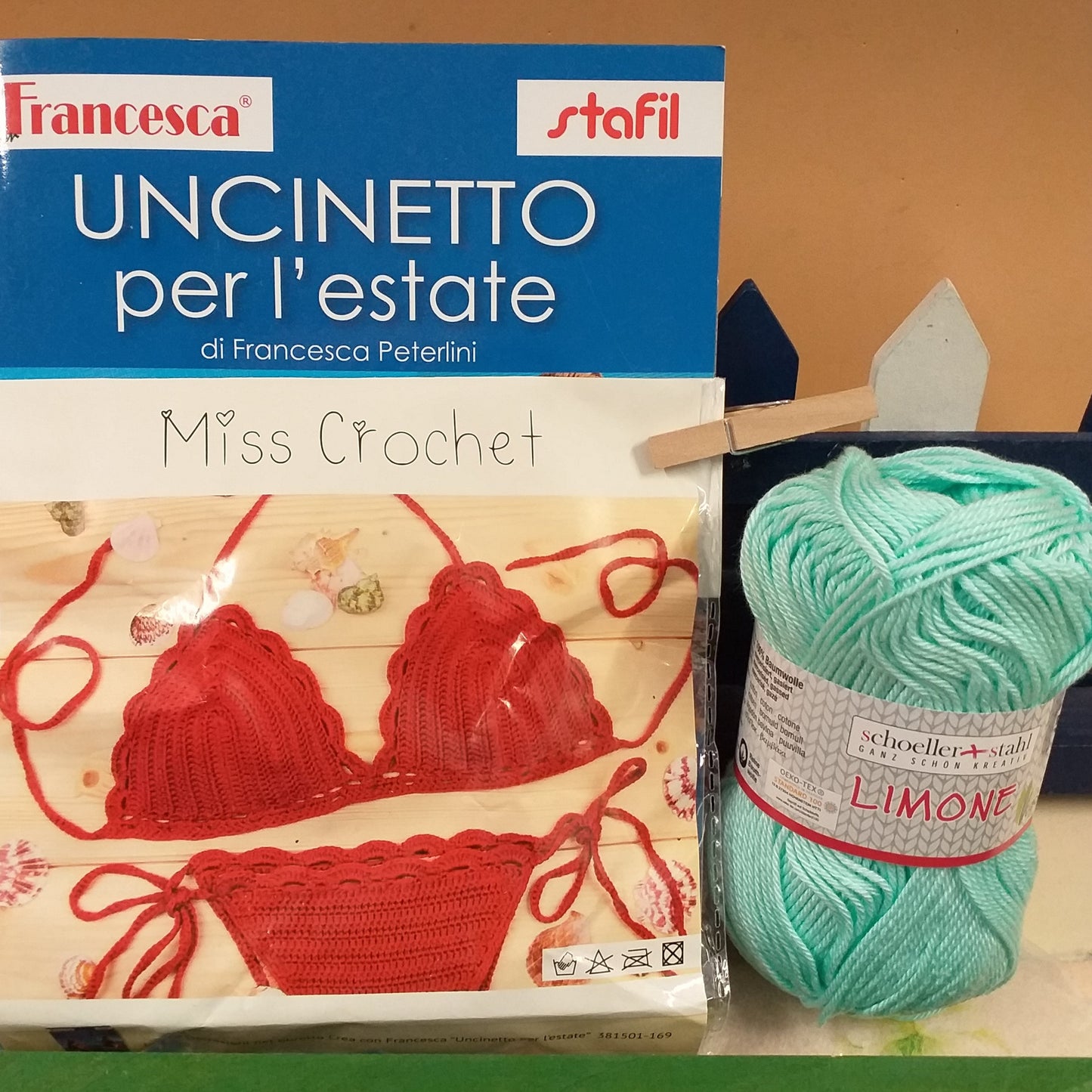 gomitolo filato vegano verde chiaro pastello Stafil-Schoeller limone e Uncinetto per l'estate schemi facili moderni manuale libretto per realizzare capi d'abbigliamento di cotone grosso per spiaggia mare costume bikini da bagno top magliette canotta