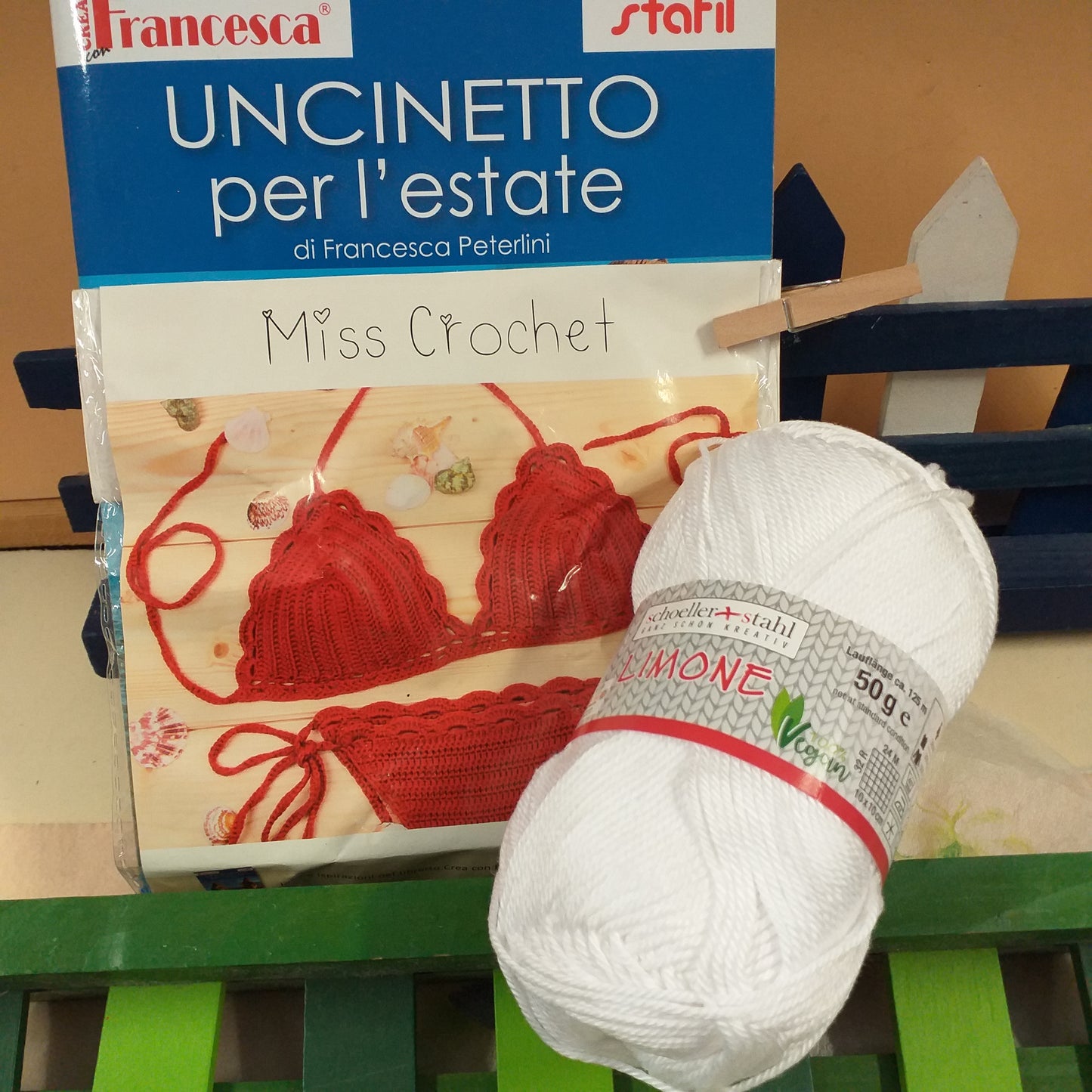 gomitolo filato vegano bianco Stafil-Schoeller limone e Uncinetto per l'estate schemi facili moderni manuale libretto per realizzare capi d'abbigliamento di cotone grosso per spiaggia mare costume bikini da bagno top magliette canotta crochet creativo