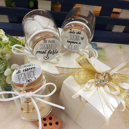 ricordati di essere felice se puoi sognarlo puoi farlo solo chi sogna impara a volare 50 anni insieme frasi scritte su tappo bianco ceramica barattolo anniversario matrimonio cinquantesimo nozze d'oro Italian bomboniera portaconfetti confezionato 5 confetti nastrino applicazione simboli bigliettino personalizzato su vasetto vetro
