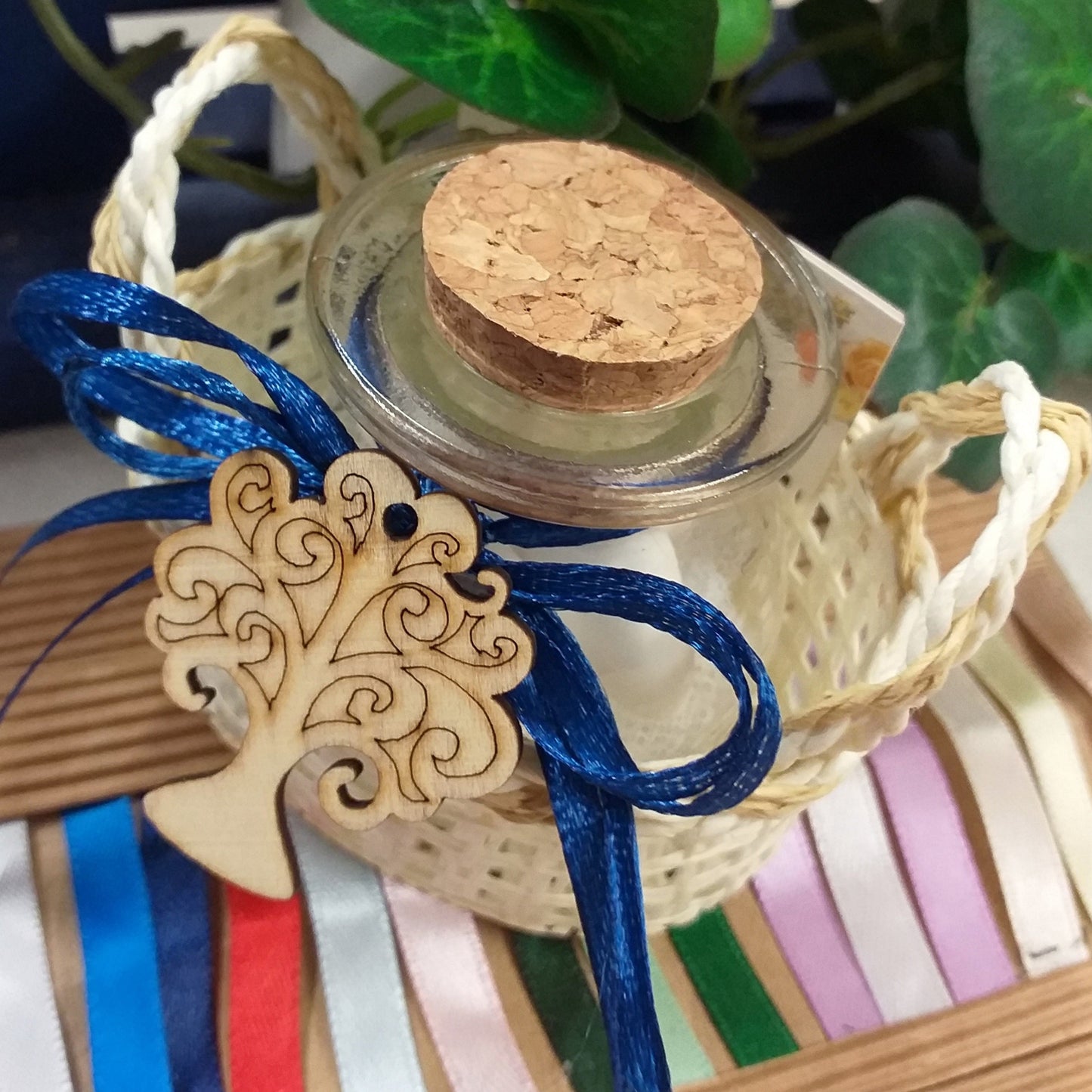albero della vita legno ciondolo e vasetto portaconfetti vetro tappo sughero barattolo bomboniera nel cestino ovale fiocchetto nastro colori scelta bigliettino confezionamento o fai da te confetti